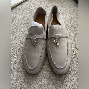 NWOB GENUINE SUEDE LOAFERS IN CRÈAM / BLUSH US9.5